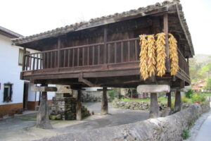 Hórreos y paneras en Bueñu Gueñu