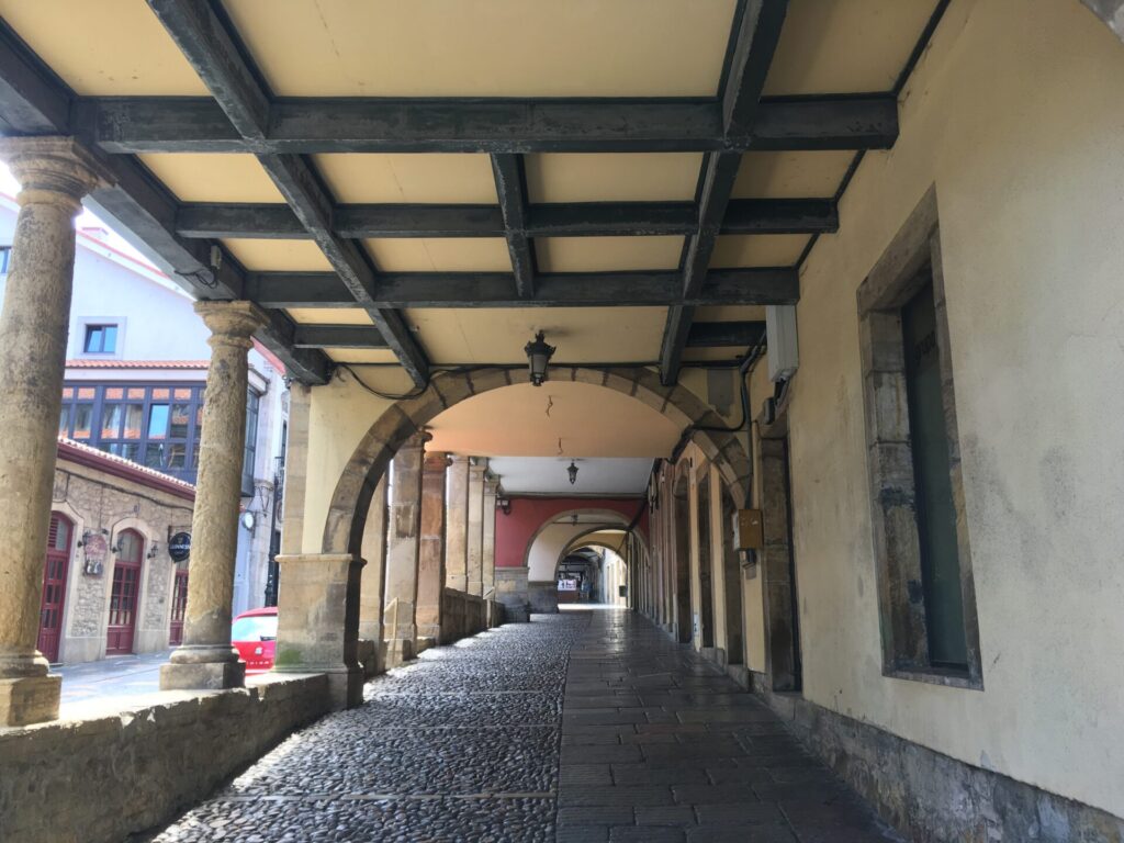 Calle Galiana, Avilés casco histórico, palacios, iglesias, calles porticadas
