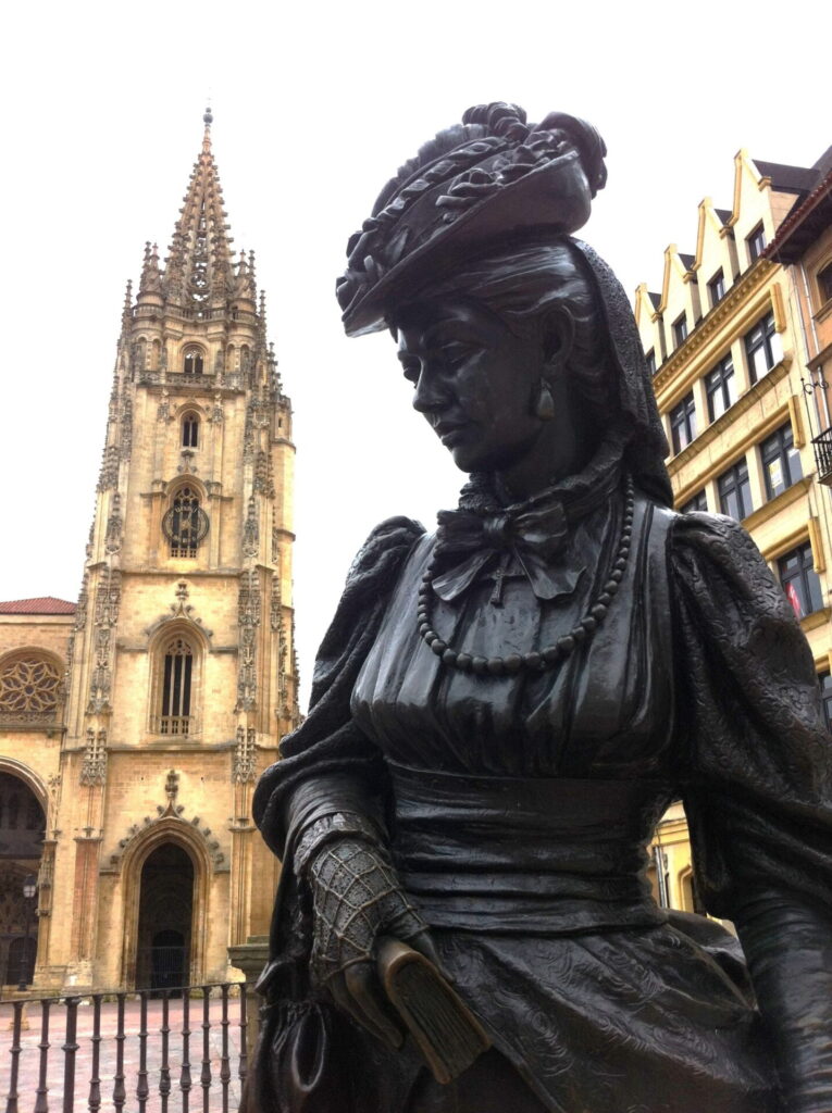 La Regenta, obra maestra de la literatura española, cuyo autor Leopoldo Alas "Clarín" refleja la sociedad ovetense de finales del siglo XIX