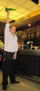 Escanciador escanciando un culín de sidra